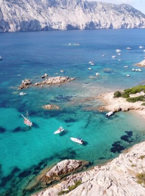 Tour in catamarano e yacht con Fabatour in una panoramica baia della Sardegna