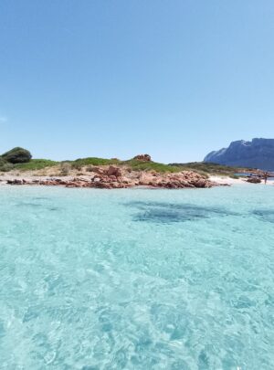 Giornata in spiaggia con acqua cristallina e noleggio barche Fabatour in Sardegna