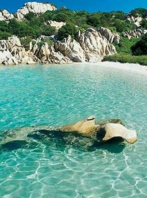 Tour Fabatour su una spiaggia incantevole circondata da colline e rocce in Sardegna