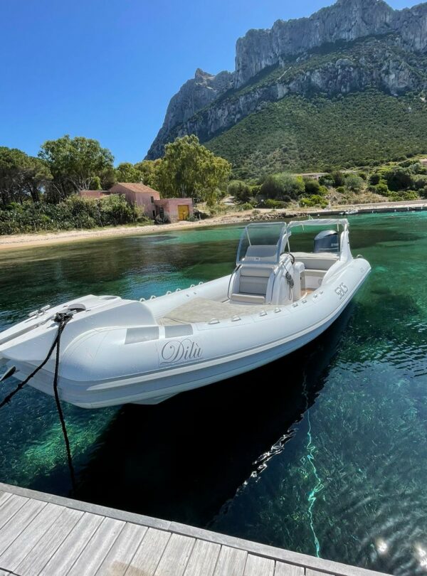 Gommone bello a Tavolara con Fabatour, escursioni in mare in Sardegna