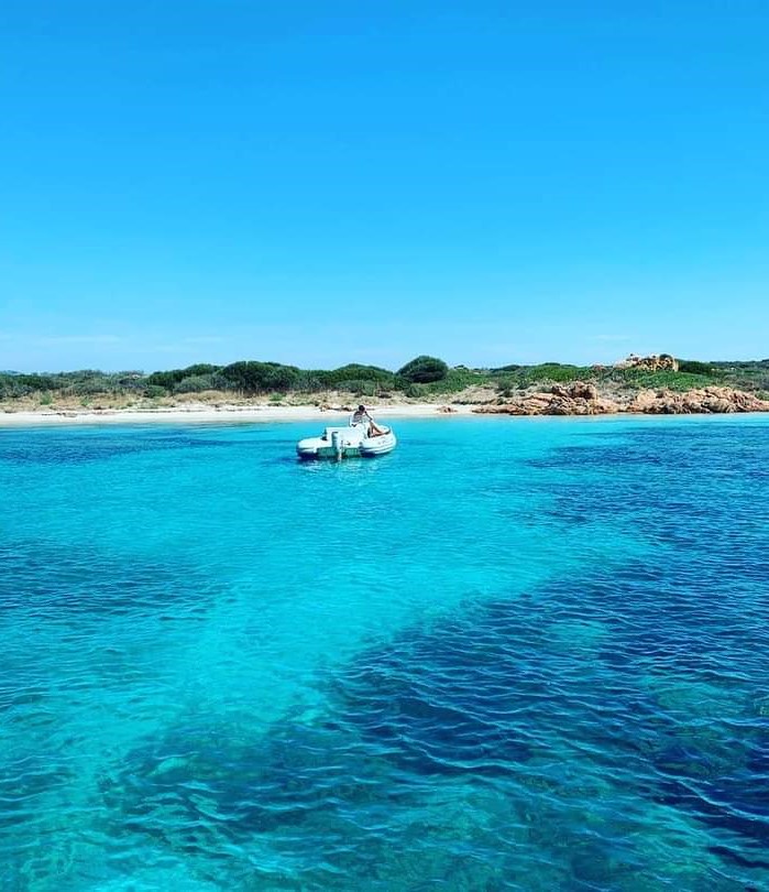 Gommone bianco a Tavolara e Molara con Fabatour, escursioni in Sardegna