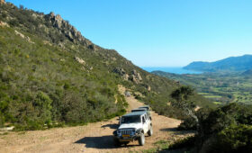 Esplora la Sardegna in 4x4 con Fabatour. Tour tra cascate, panorami mozzafiato e piscine naturali.