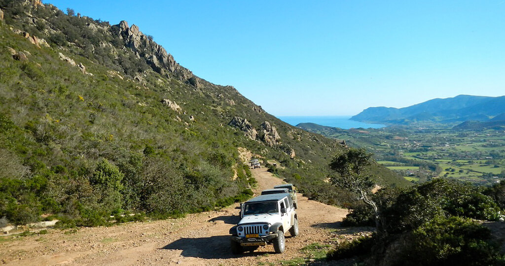 Esplora la Sardegna in 4x4 con Fabatour. Tour tra cascate, panorami mozzafiato e piscine naturali.